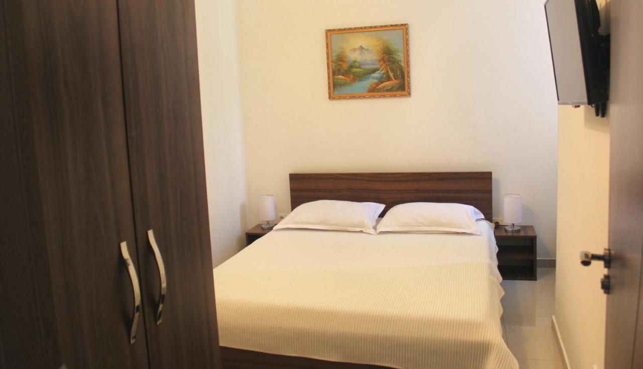 Hotel Kika Pristina Exterior foto